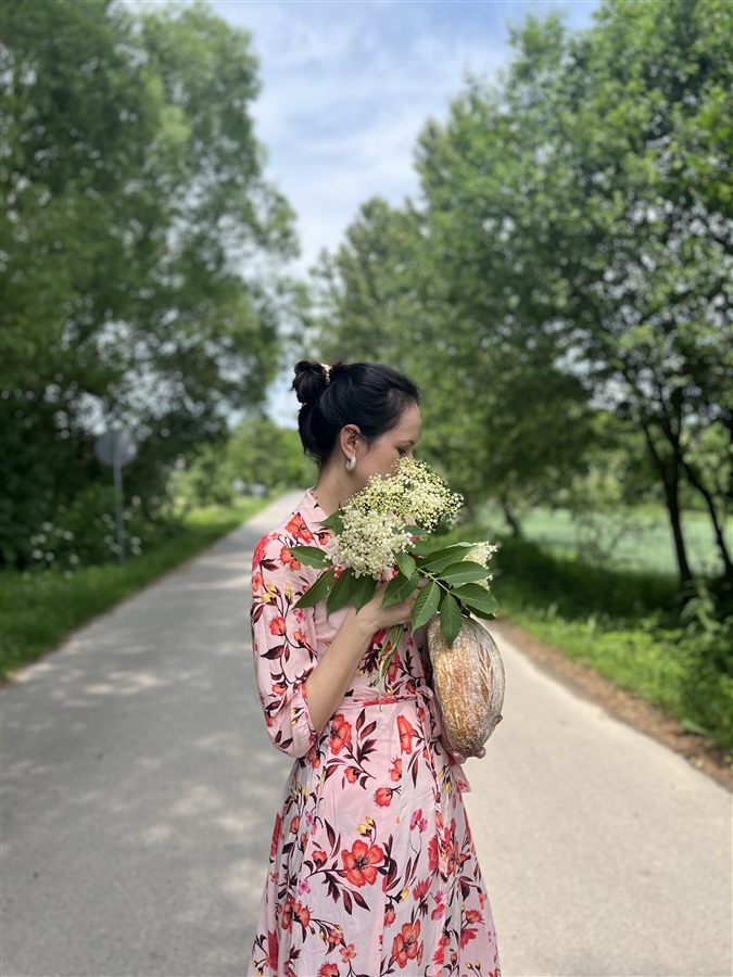 Ania Cirut wśród kwiatów